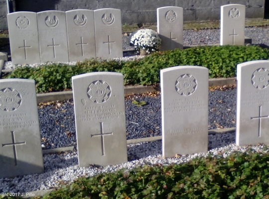 Avelgem - Outrijve Churchyard -  Commonwealth War Grave