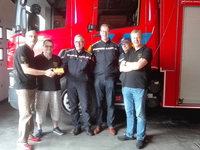 N-VA Avelgem overhandigt geschenk aan de jarige Avelgemse brandweer.